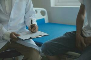 médico ou fisica terapeuta examina costas dor e espinhal área para dar adendo dentro a reabilitação Centro. foto