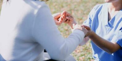 jovem fisioterapeuta asiático trabalhando com mulher sênior em andar com um andador foto