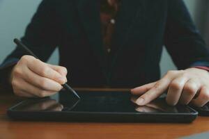 empresária asiática usando computador portátil e trabalhando no escritório com documento de calculadora na mesa, fazendo planejamento analisando o relatório financeiro, investimento em plano de negócios, conceito de análise financeira. foto