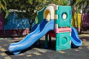 playground colorido deslizante foto