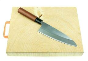faca de cozinha e bancada de bloco de açougueiro de madeira em um fundo branco foto
