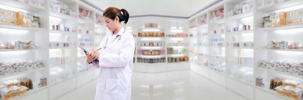 farmacêutico com experiência em farmácia foto