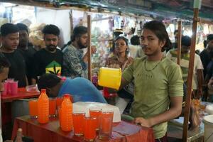 7º abril 2023, zakaria rua, Kolkata, oeste bengala, Índia. refrescante bebidas vende às zakaria rua perto nakhoda masjid durante ramjan foto