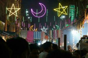 7º abril 2023, zakaria rua, Kolkata, oeste bengala, Índia. zakaria rua é decorado com colorida luzes durante eid al-fitr perto nakhoda masjid foto
