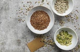 misture sementes diferentes para uma salada saudável foto