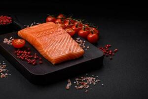 fresco cru salmão vermelho peixe filé com sal e especiarias foto