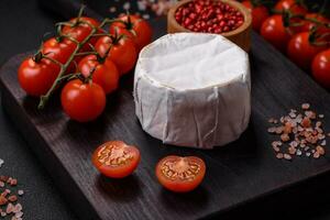 delicioso fresco brie queijo dentro a Formato do uma mini cabeça com cereja tomates foto