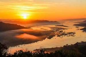 luz do sol da manhã no rio mekong, distrito de sangkhom, tailândia foto