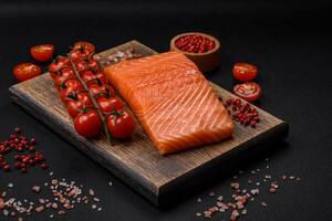 fresco cru salmão vermelho peixe filé com sal e especiarias foto
