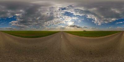 esférico 360 hdri panorama em velho asfalto estrada com rachaduras com nuvens e Sol em tarde azul céu dentro equirretangular desatado projeção, Como céu substituição dentro zangão panoramas, jogos desenvolvimento foto