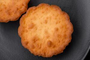 delicioso cozido Bolinho ou tartelete com queijo e passas de uva foto