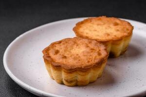 delicioso cozido Bolinho ou tartelete com queijo e passas de uva foto