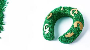 3d render do dourado e verde brilhante ferradura fez de folhas em gemas fronteira. st. patrick's dia conceito. foto