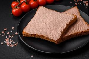 delicioso crocantes torrada com frango ou Ganso patê com sal e especiarias foto