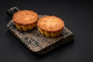 delicioso cozido Bolinho ou tartelete com queijo e passas de uva foto