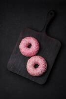 delicioso fresco doce rosquinhas dentro Rosa Esmalte com morango o preenchimento foto