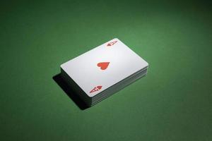 baralho de cartas sobre fundo verde foto