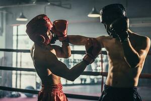 boxer usar vários soco combinações, Incluindo a jab, gancho, gancho, cruzar, balanço, direto. obtendo dentro fechar para faço oponente em cordas e suprimir. boxe campeões ganhar a volta dentro boxe anel foto