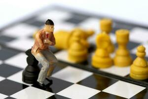 modelo de empresário no tabuleiro de xadrez. foto