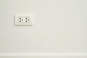 elétrico poder tomada plugue saída em concreto branco muro. foto