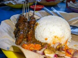 uma parte do delicioso saciar kambing ou Carneiro satay. indonésio especial Comida foto