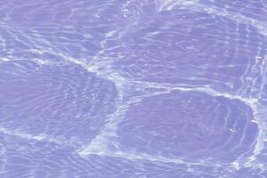 roxa água com ondulações em a superfície. desfocar borrado transparente Rosa colori Claro calma água superfície textura com salpicos e bolhas. água ondas com brilhando padronizar textura fundo. foto