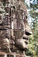 baixo-relevo no templo de angkor thom em siem reap, camboja foto