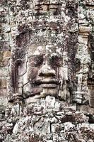 baixo-relevo no templo de angkor thom em siem reap, camboja foto