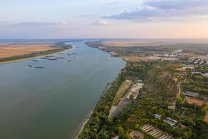 vista aérea da cidade de galati, na Romênia, sobre o rio Danúbio