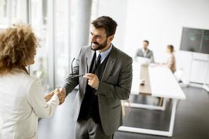 homem e mulher apertando as mãos foto