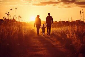 silhueta do feliz família caminhando dentro a Prado às pôr do sol. ai generativo foto