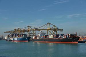 guindaste portuário carrega um contêiner no cais para transporte de importação, exportação e logística comercial em barcelona, espanha