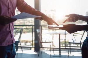 investidor ou analista ou consultores ou conceito de economista. empresários e sócios discutem para chegar a um desfecho na bolsa. foto