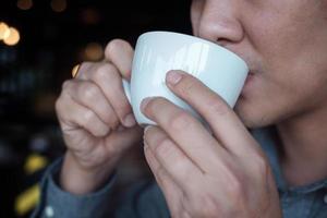 fechar a xícara de café com homem de negócios, bebendo café. foto