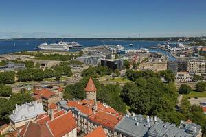 vista da cidade e do porto da cidade de tallinn na estônia foto