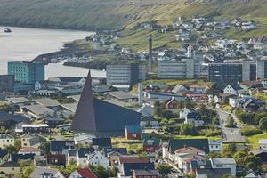 Capital de Torshawn das Ilhas Faroé, com seu centro e porto na baía