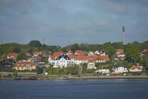 vista de Helsingor ou Elsinore do estreito de Oresund, na Dinamarca foto