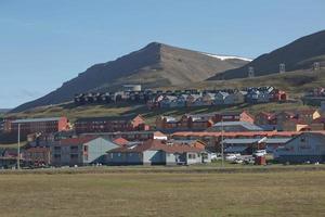 casas de madeira coloridas tradicionais em um dia ensolarado em longyearbyen svalbard foto