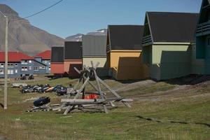 casas de madeira coloridas tradicionais em um dia ensolarado em longyearbyen svalbard foto