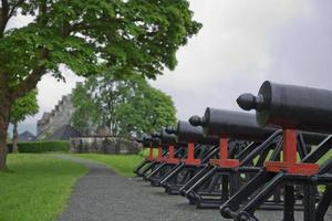 cânones de defesa da cidade colocados no castelo em Bergen, Noruega foto