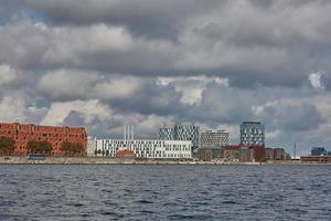 vista da cidade de copenhagen, na dinamarca, durante dia nublado foto