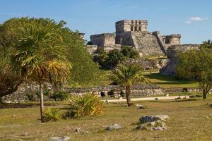 ruínas maias do templo em tulum méxico foto