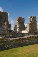 ruínas maias do templo em tulum méxico foto