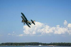 sâmara, Rússia, 31/07/2016, feriado do a marinha. mostrando militares veículos dentro Ação. reconstrução do a brigando em a Volga rio. uma avião dentro a céu. foto