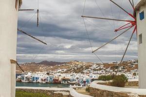 mykonos na grécia através de seus famosos moinhos de vento
