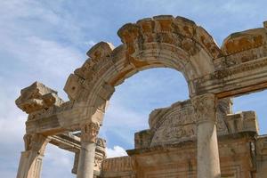 o templo de hadrian na antiga cidade de éfeso, na turquia foto