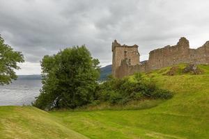 Castelo de Urquhart na costa de Loch Ness na Escócia
