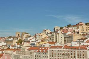 vista da arquitetura tradicional e das casas na colina de são jorge em lisboa, portugal