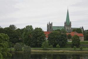 a catedral de nidaros no centro da cidade de trondheim na noruega