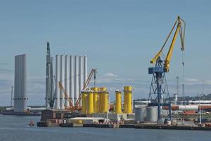 grandes guindastes industriais carregando navio de contêiner em belfast port na irlanda foto
